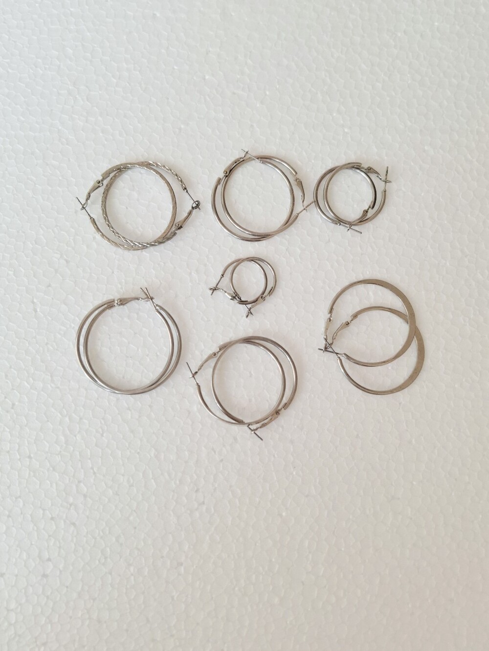 7 PAIRS OF HOOP EARRINGS VARIOUS SIZES